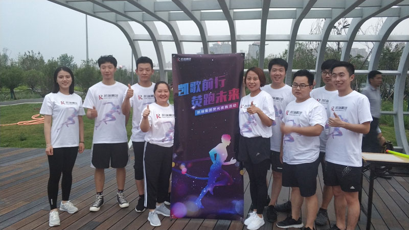 记金沙8087集团2019年夏日荧光夜跑活动